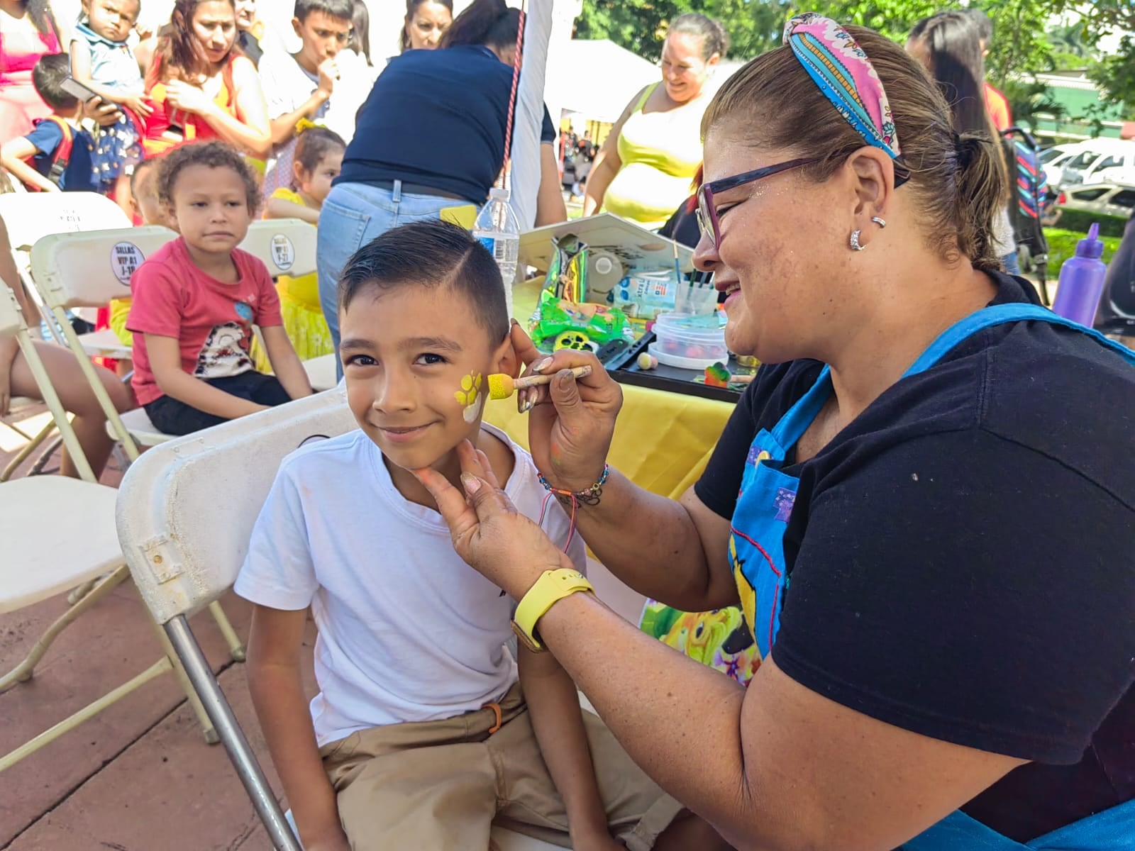 La Cámara Costarricense de Avicultores celebró el 14 de octubre del 2022 el Día Mundial del Huevo en el parque Juan Santamaría de Alajuela. En la foto, la pintacaritas Tati le pinta un pollito saliendo de un huevo a Matthew Rodríguez de 7 años y quien vive en San Rafael de Poás en Alajuela.