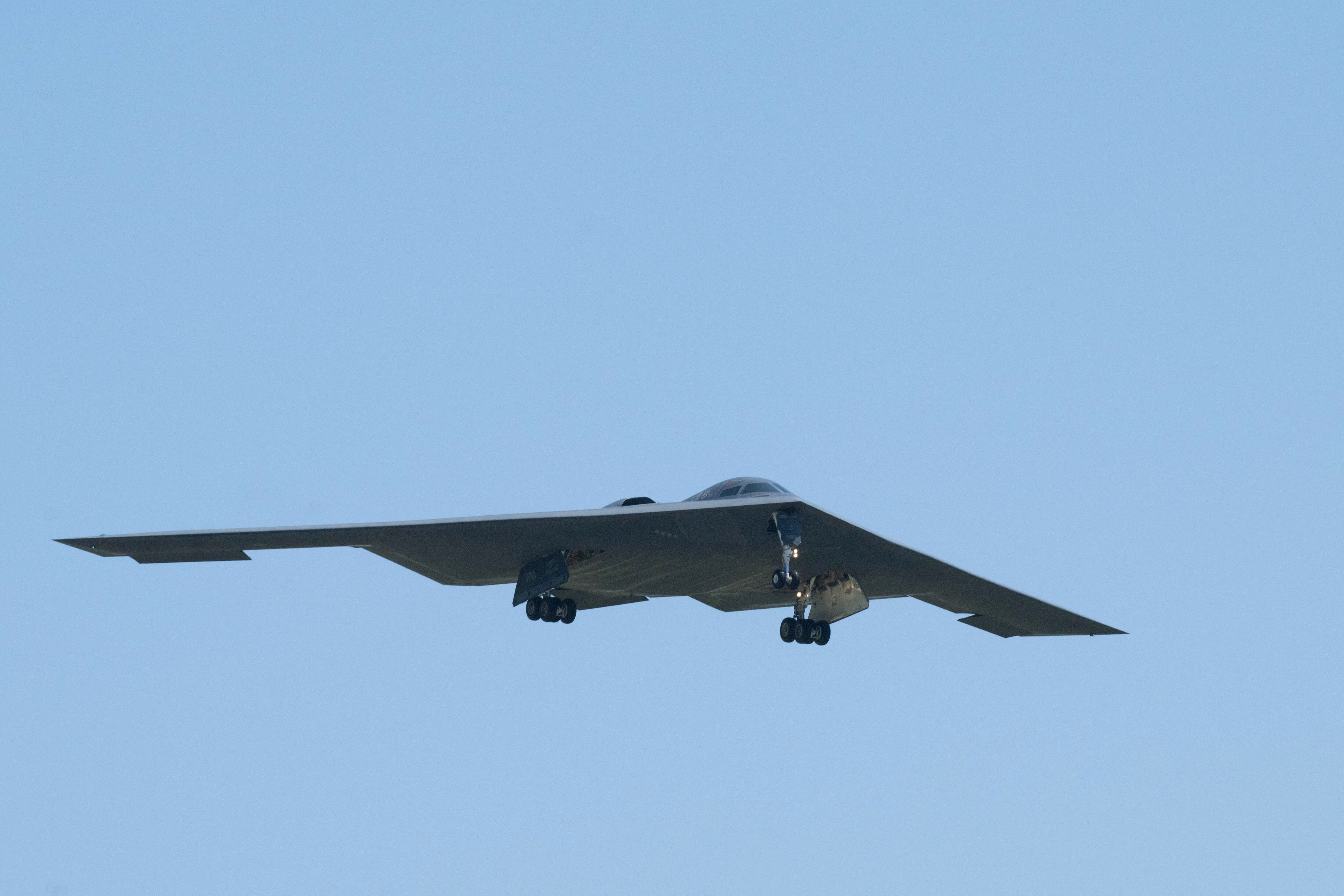 Esta imagen proporcionada por la Fuerza Aérea de Estados Unidos, divulgada el 23 de junio de 2025, muestra un bombardero B-2 Spirit aterrizando tras participar en la Operación "Midnight Hammer" en la Base Aérea Whiteman, Misuri, el 22 de junio de 2025.