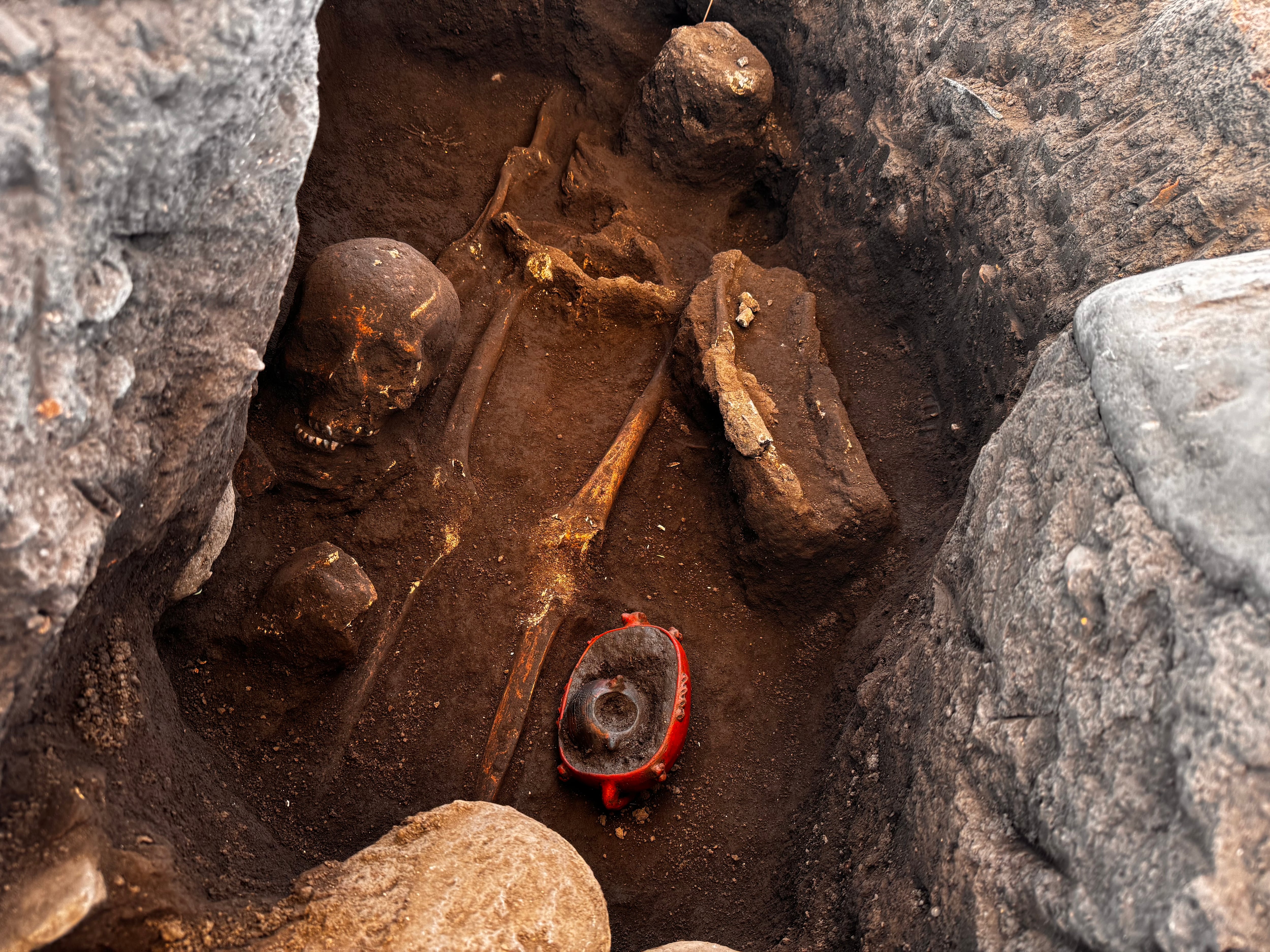 La experta del Museo Nacional, Grettel Monge Muñoz, nos confirma que lo encontrado en Agua Caliente de Cartago es un cementerio de cementerios indígena y que, por los hallazgos logrados hasta el momento, se trata de un lugar en donde enterraban a indígenas importantes y platudos.