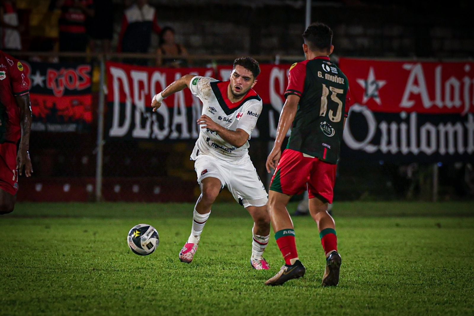 Guillermo Villalobos se deja el balón en una disputa con Gustavo Muñoz, en el partido entre Guanacasteca y Liga Deportiva Alajuelense.