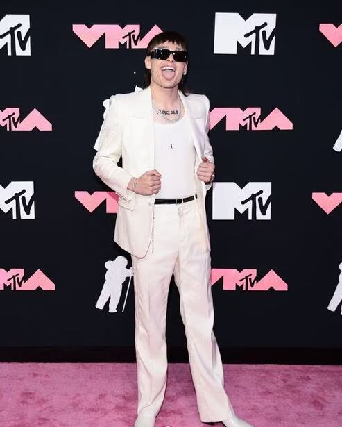 A sus 24 años, el mexicano Peso Pluma llegó a cumplir un sueño: ser invitado a esta premiación. Acá posa en la alfombra rosa. Foto: GDA