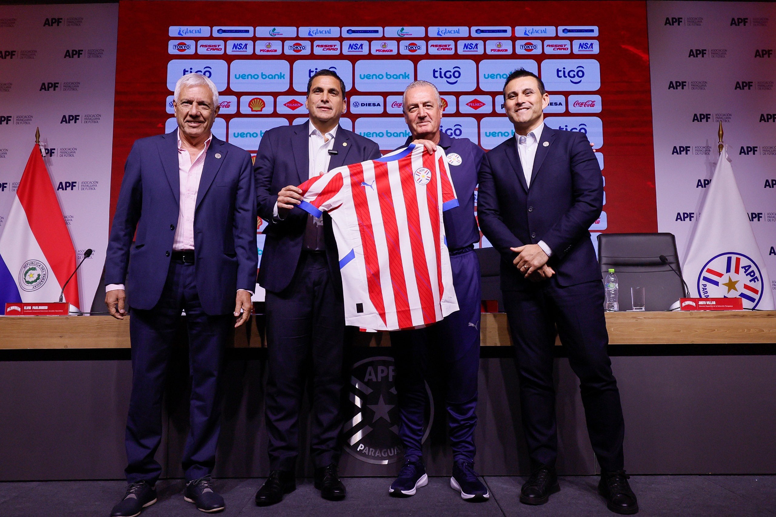 Elvio Paolorroso, coordinador de selecciones Juveniles, Robert Harrison, presidente de la Asociación Paraguaya de Fútbol, el técnico Gustavo Alfaro y Justo Villar, director deportivo (de izquierda a derecha) se mostraron muy complacidos en la presentación del entrenador.
