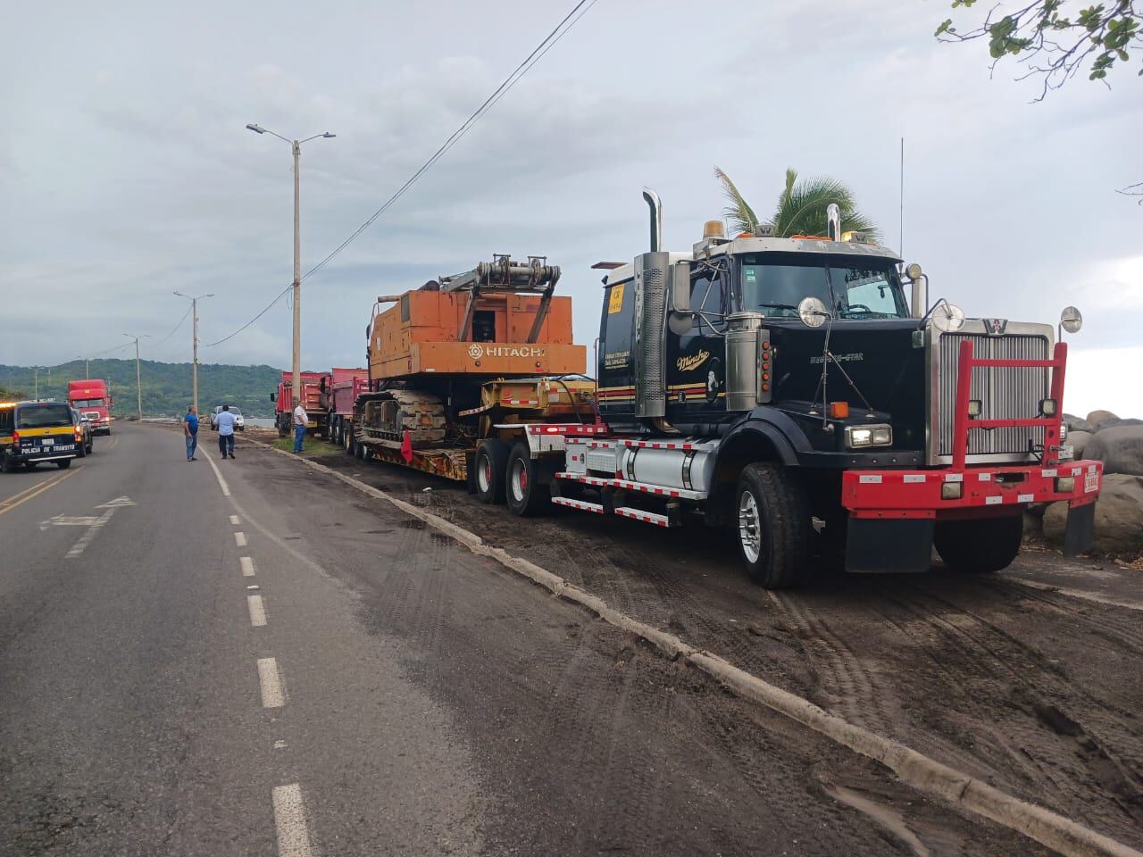 A punta de piedras el Gobierno espera ganarle la batalla a las grandes olas de Caldera que se pasan a la carretera.