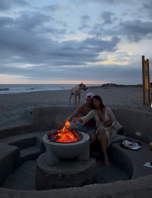 Sheynnis Palacios compartió por primera vez fotografías junto a Carlos Arias durante un paseo frente al mar.