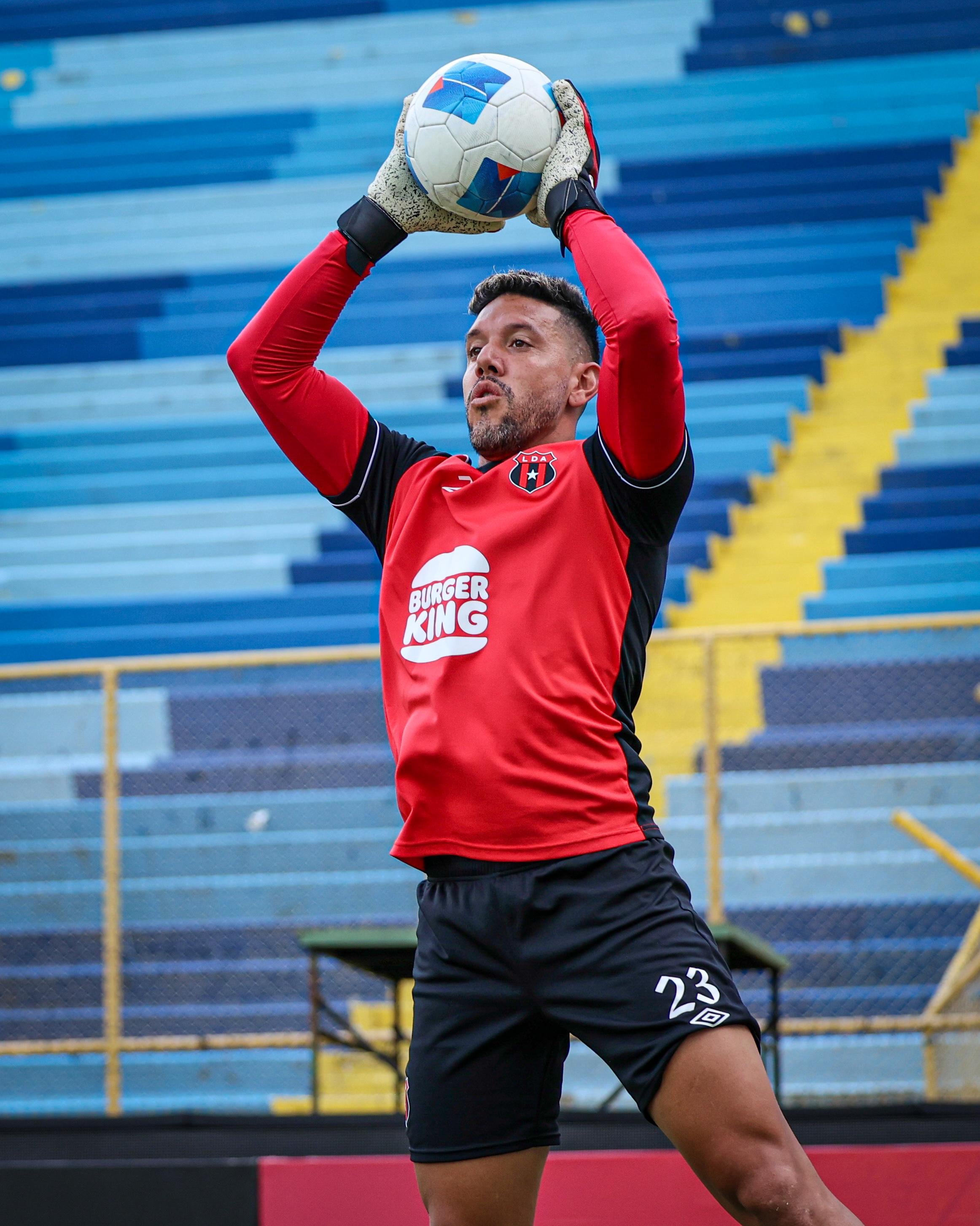 Leonel Moreira dijo que Liga Deportiva Alajuelense tomará previsiones para controlar este martes a Leonardo Menjívar.
