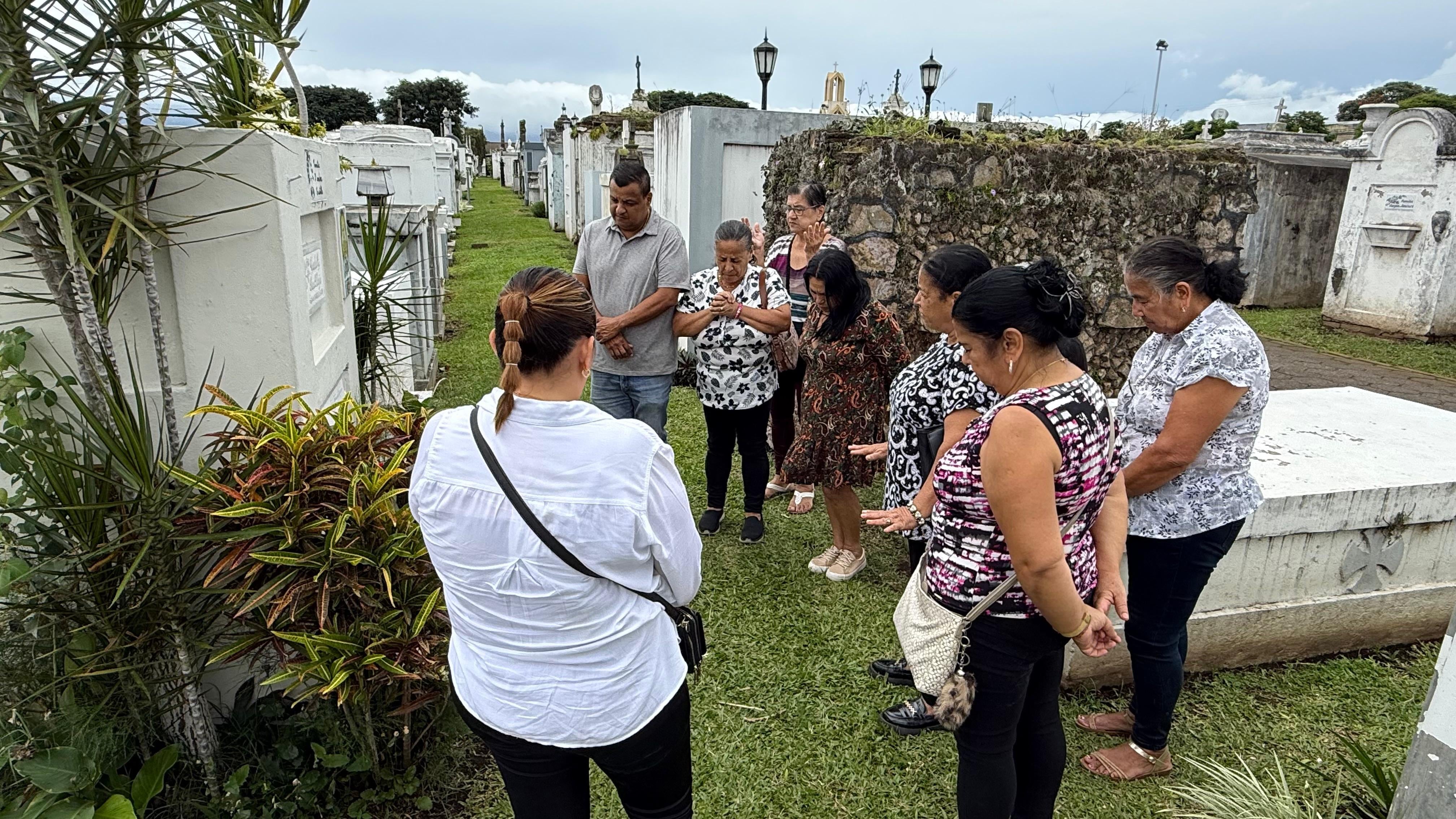 El sábado 15 de agosto del 2026, Día de las Madres, realizamos un recorrido por tres cementerios en San José: el Obreros, el General y el Municipal de Desamparados. En la foto, la familia Chacón Ramírez visitando la tumba de la mamá y hermana.