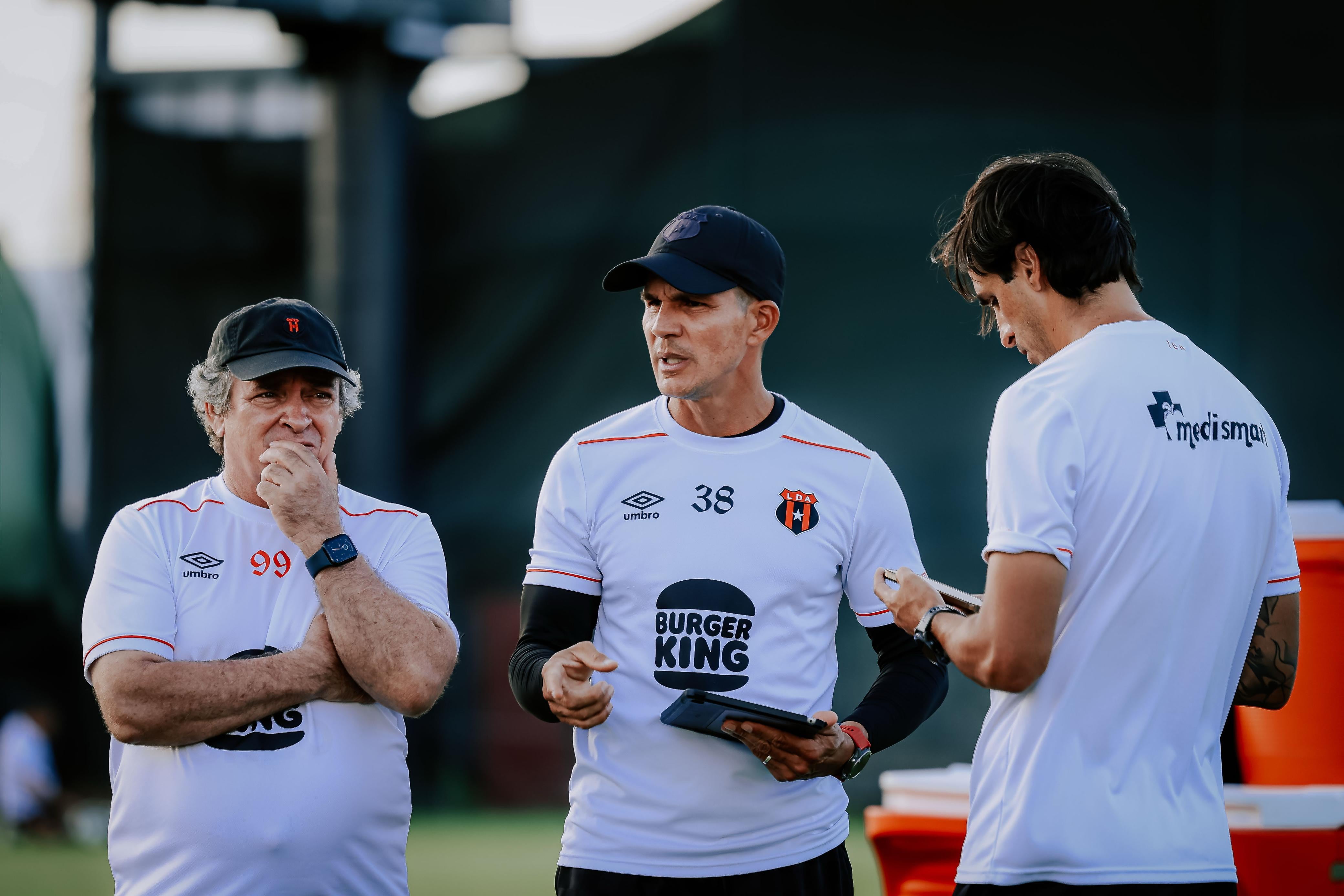 Óscar Ramírez cuenta con el apoyo de Wardy Alfaro y Bryan Ruiz, en su regreso a Liga Deportiva Alajuelense.