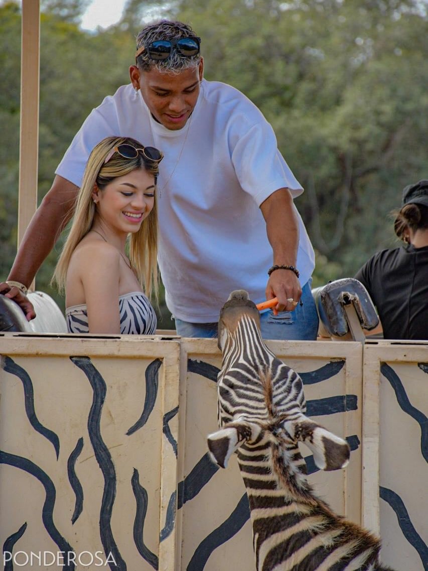 Creichel Pérez y su novia, la modelo Alondra Valverde.