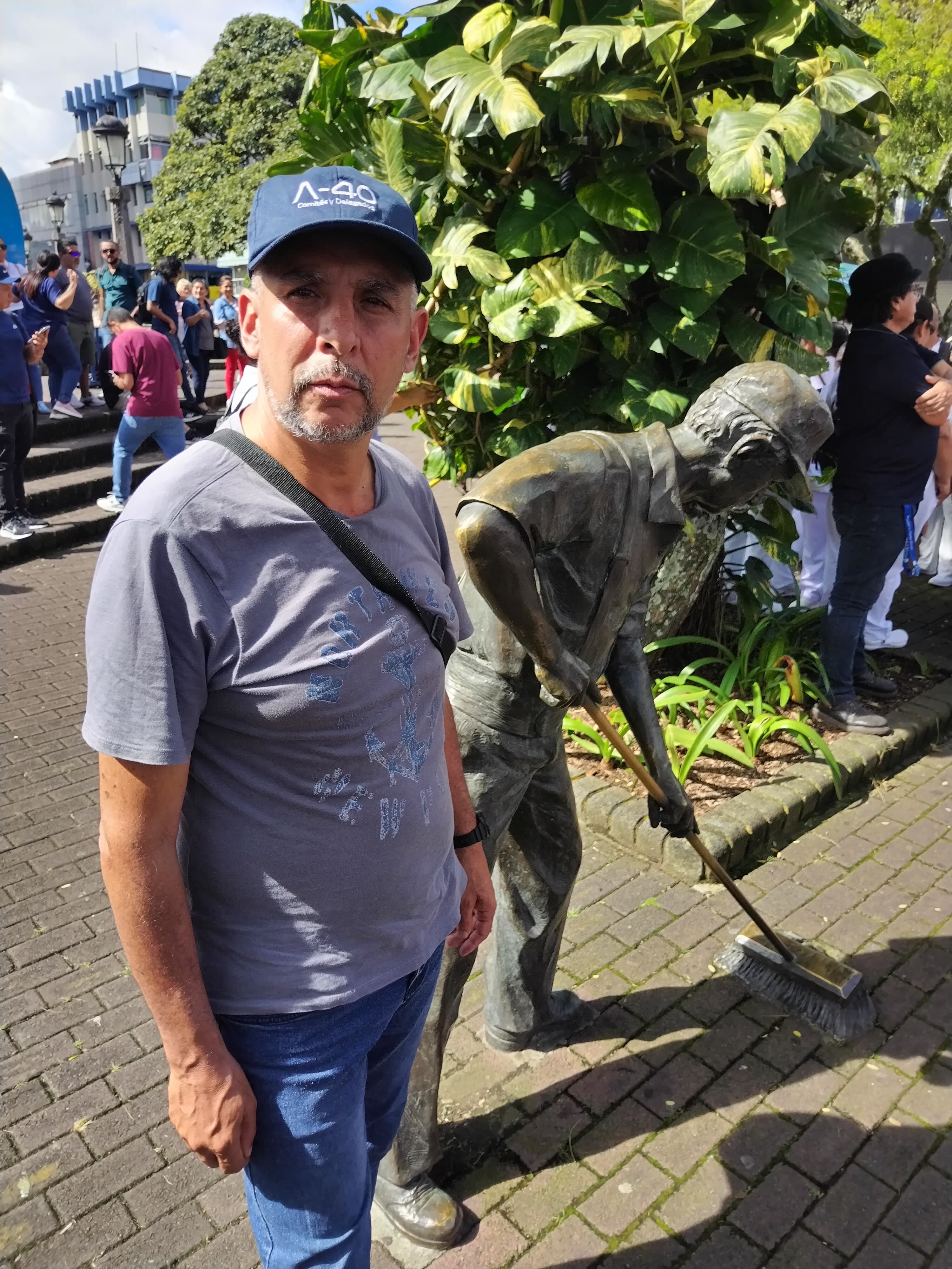 Denis Corella, vecino de Río Conejo de Corralillo de Cartago, nos comentó: “Esa póliza es una barbaridad, no tengo ni idea cómo se les ocurren esas cosas. Bueno, la verdad está buenísima la idea, pero que la pague el presidente y los ministros de su propia bolsa.