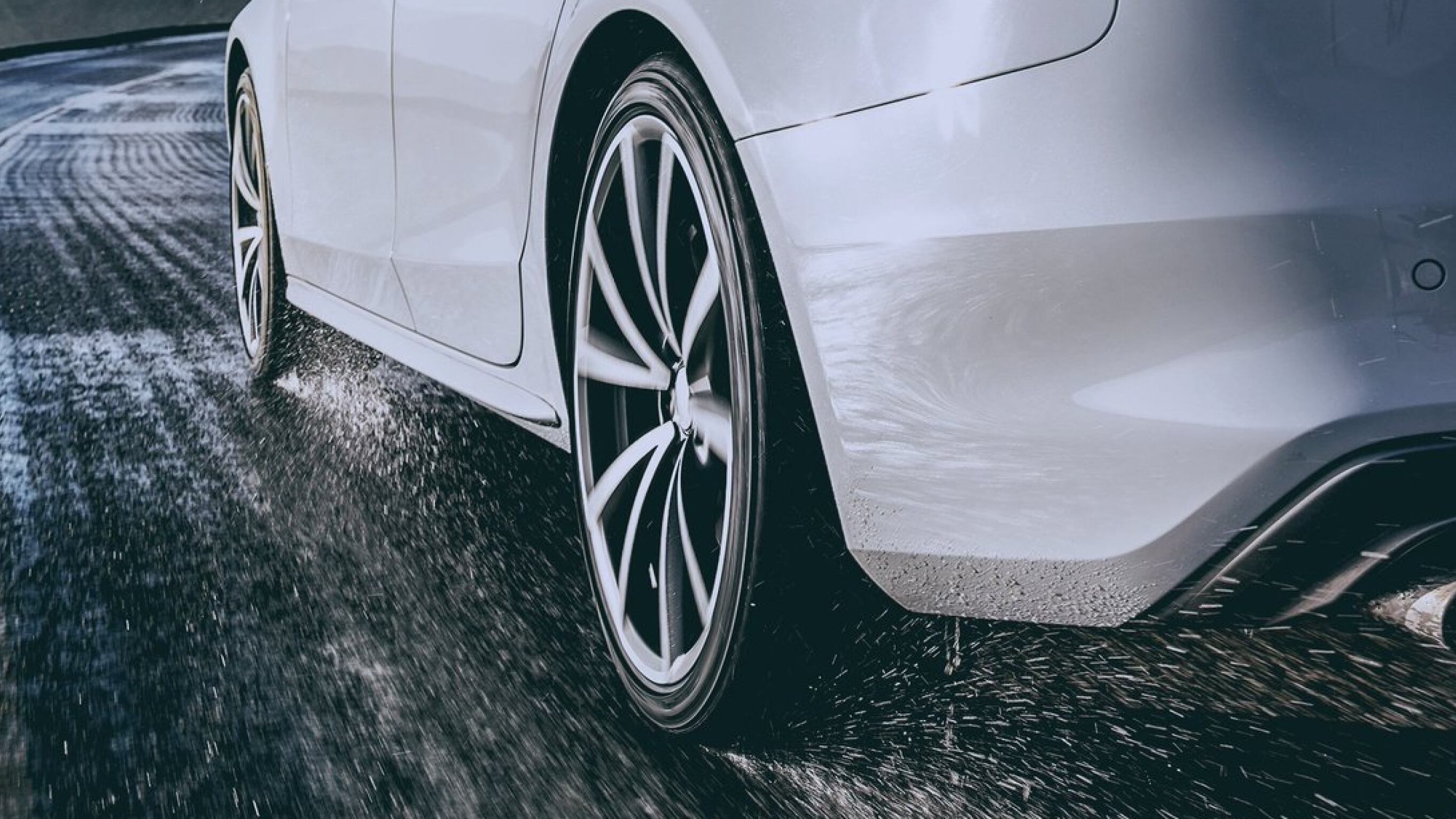 De la mano de la familia de Bridgestone-Firestone le damos algunos consejos para que su manejo sea más seguro en época lluviosa