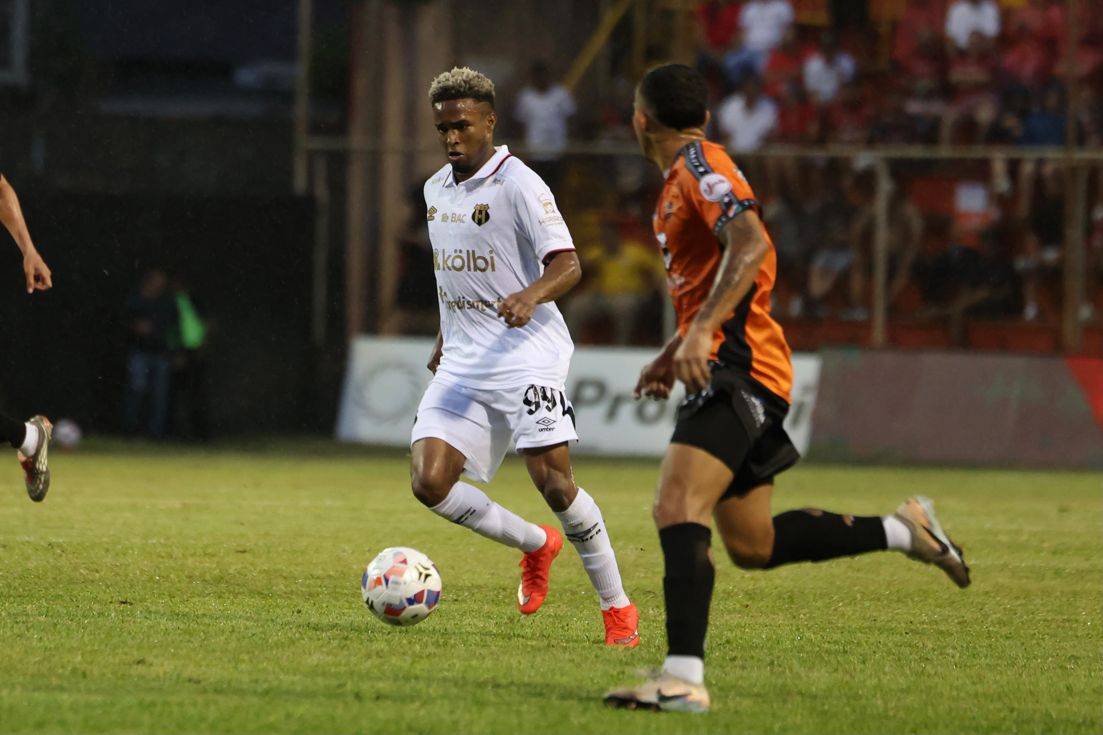 El partido entre Puntarenas y Alajuelense se encuentra detenido y no deja de llover.