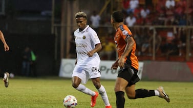 La lluvia se robó el show en el amargo regreso del Machillo Ramírez al banquillo de Alajuelense