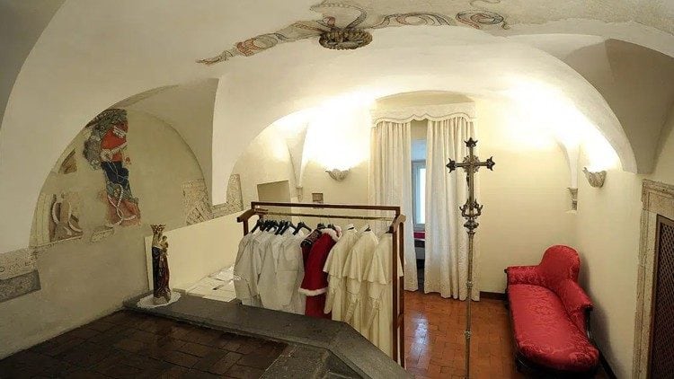 Vista interior de la sala de las lágrimas en la Capilla Sixtina, un espacio austero y reservado donde el nuevo Papa se cambia de vestimenta y medita tras ser elegido, antes de aparecer ante el público.