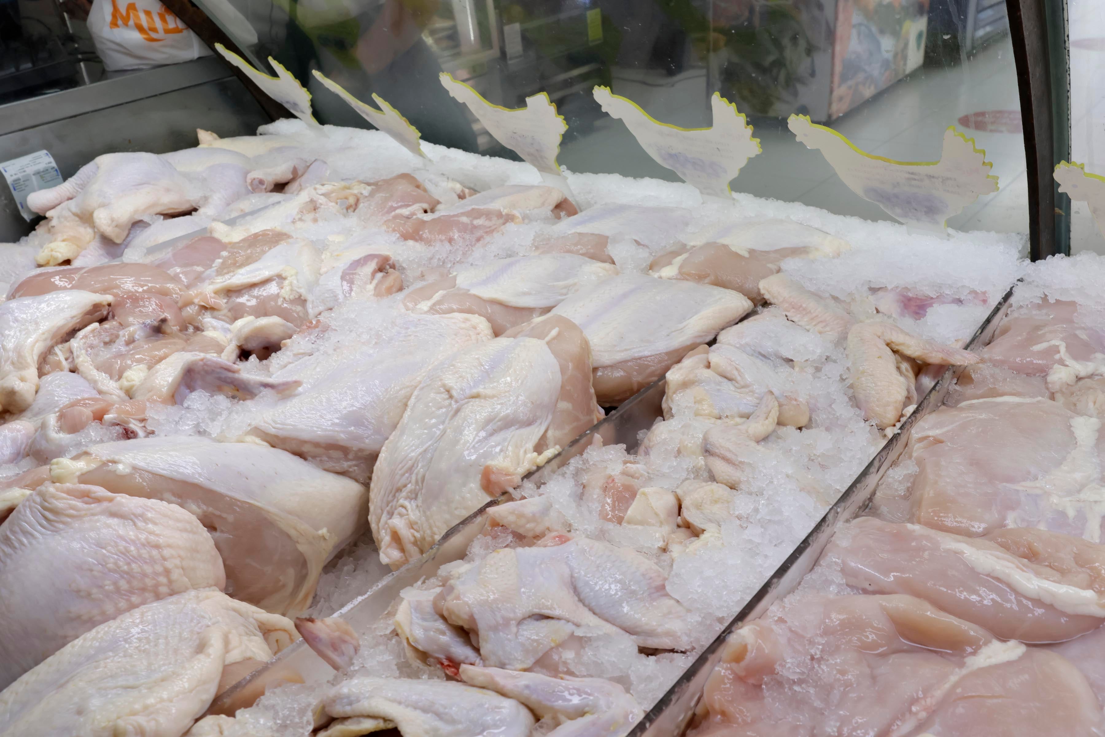 09/11/2023. Guadalupe. Hora:12:00 m.d. En la Carnicería Milor, ubicada en el centro de Guadalupe, aseguran que los precios del pollo han rebajado para beneficio de sus clientes. Fotos: Mayela López