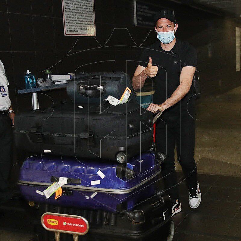 Llegada del lateral de la selección nacional, Bryan Oviedo. Prensa Fedefútbol.