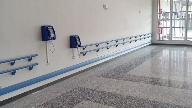 El Instituto Costarricense de Electricidad (ICE) confirma este 9 de mayo del 2023, así como lo lee, 2023, justo cuando una gran parte del mundo se maneja con teléfonos celulares y se habla de tecnología 5G, que se finalizó la instalación de 13 nuevos teléfonos públicos en el nuevo Hospital de Turrialba