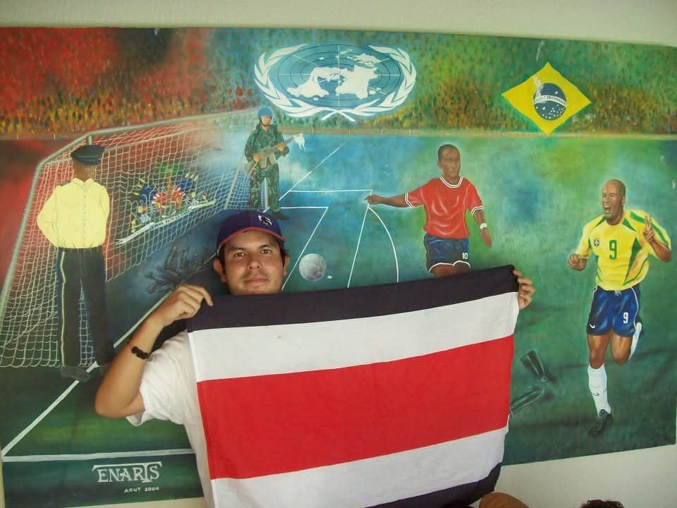 Alejandro Salisbury mostró el mural que hay en el estadio Sylvio Cator en Puerto Príncipe en Haití, tras el amistoso ante Brasil en el 2004.