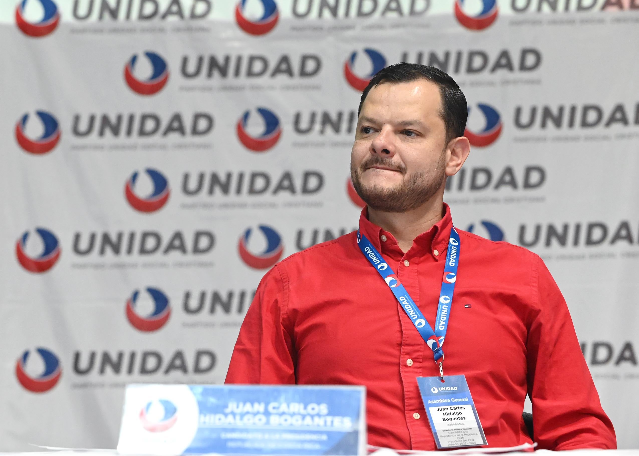 21 de setiembre del 2025. Colegio Monterrey, San Pedro, San José. 08:00 hrs. El Partido Unidad Social Cristiana realizó una asamblea en la cual fueron oficializados los candidatos a la primera y segunda vicepresidencia Yolanda Fernández Ochoa y Steven Alberto Barrantes Núñez .  La fórmula presidencial del PUSC la encabeza el candidato a la presidencia Juan Carlos Hidalgo. En la foto: Alejandro Pacheco emite su voto. Foto: Albert Marín