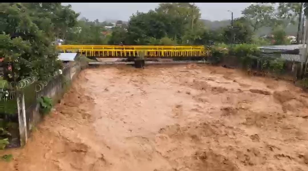 La crecida del río San Isidro provocó daños totales en una vivienda en Pérez Zeledón.