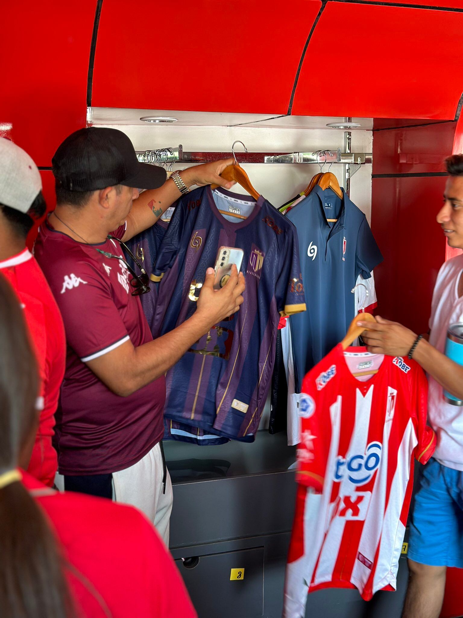 Aficionados del Saprissa fueron muy bien recibidos en la tienda del Real Estelí de Nicaragua. Foto: Twitter Estelí