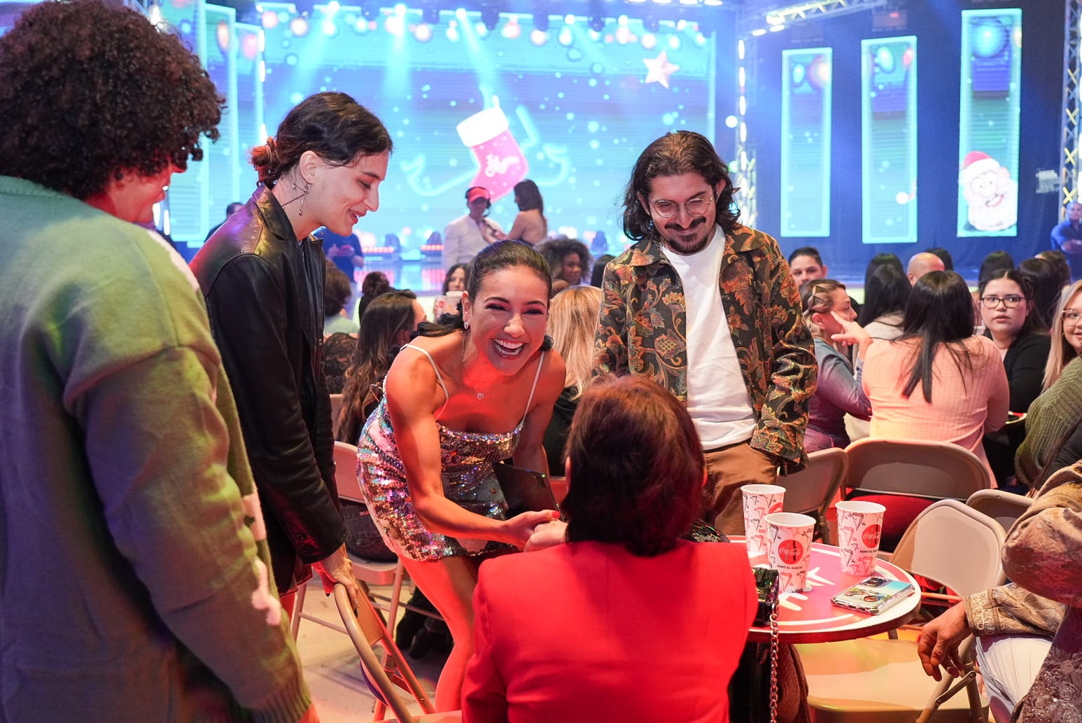 Fotos de los presentadores, público y bailarines de El Chinamo de Teletica en el estreno de su temporada 2024.