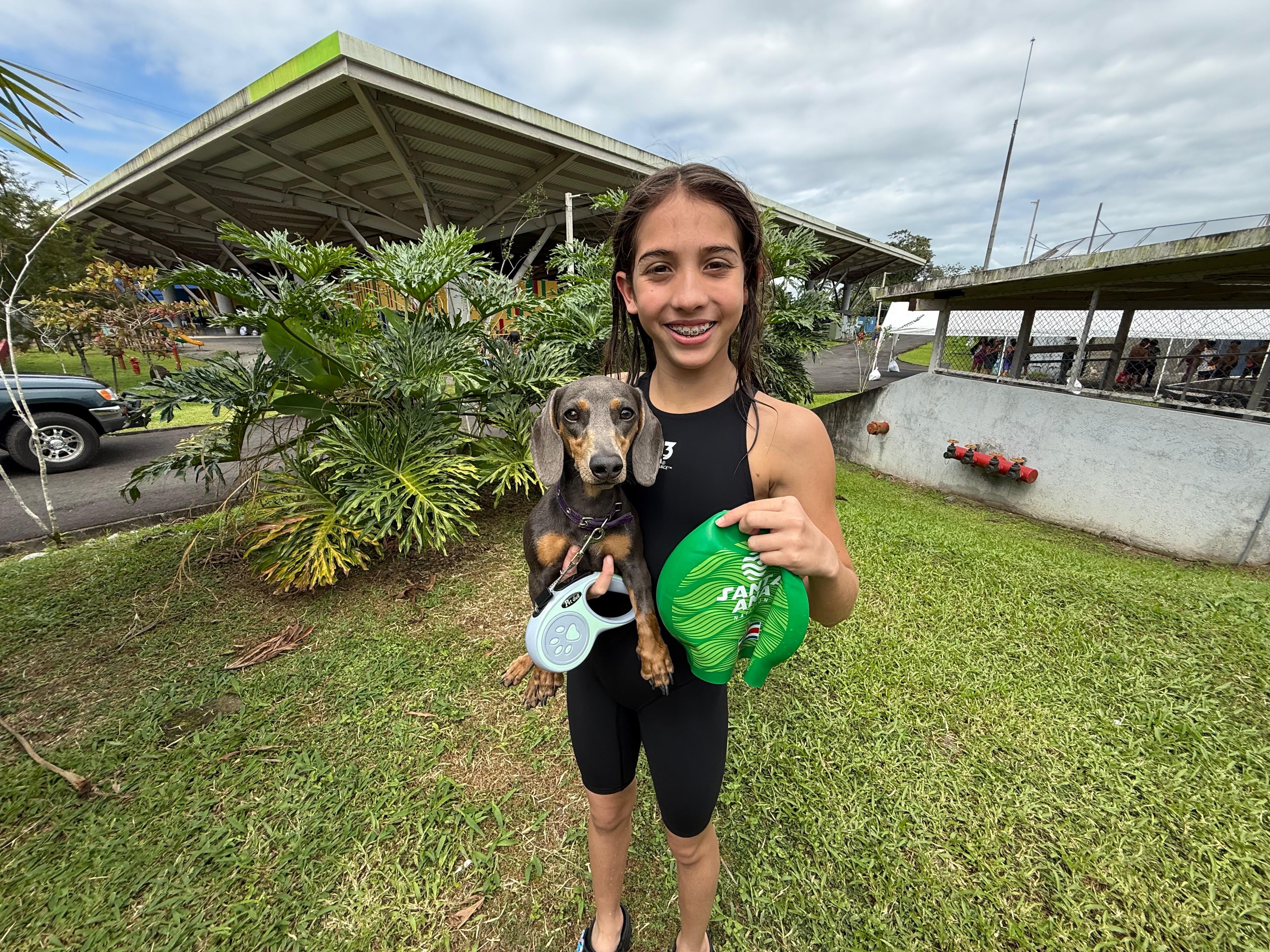 Una perrita chihuahua llamada Bonny tuvo que ser llevada de urgencia a los Juegos Deportivos Nacionales Limón 2026 porque su mamá humana, la nadadora de Santa Ana, Narveish Novoa Madrigal, no aguantó ni un día sin al menos verla unos minutos.
