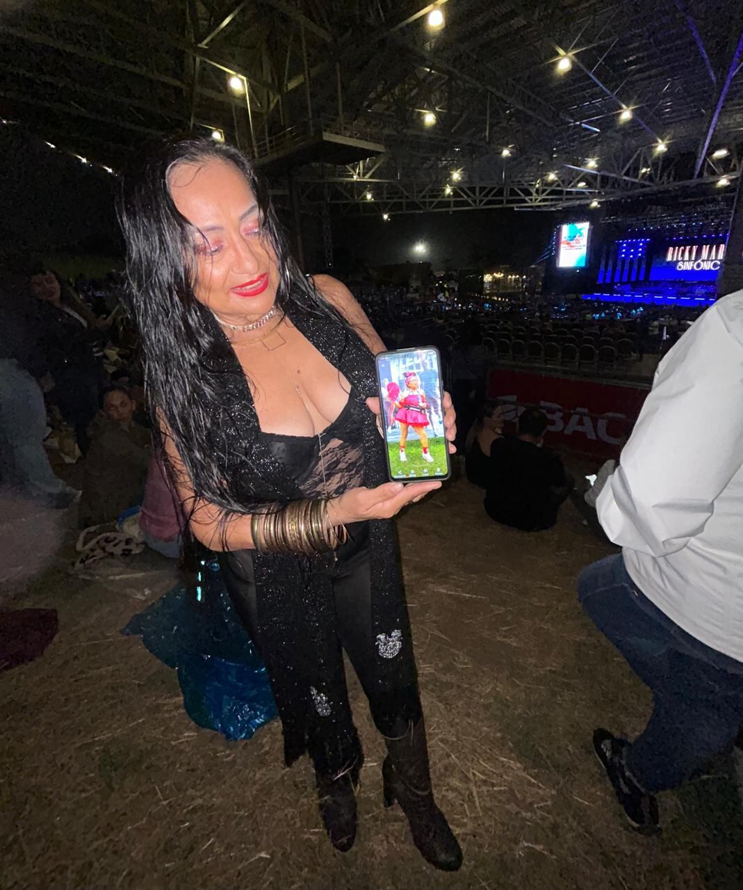 Ingrid Borbón Vásquez, atleta que corre vestida como Minnie en las carreras de atletismo no se perdió el concierto de Ricky Martin.