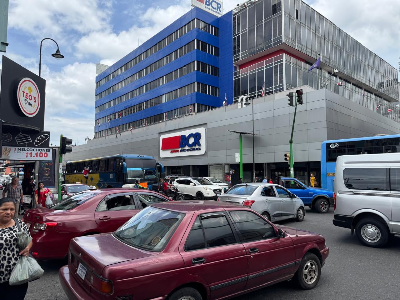 La Municipalidad de San José busca realizar cambios en Avenida Segunda, entre ellos, reducir la cantidad de carriles y poner más iluminación para los peatones.