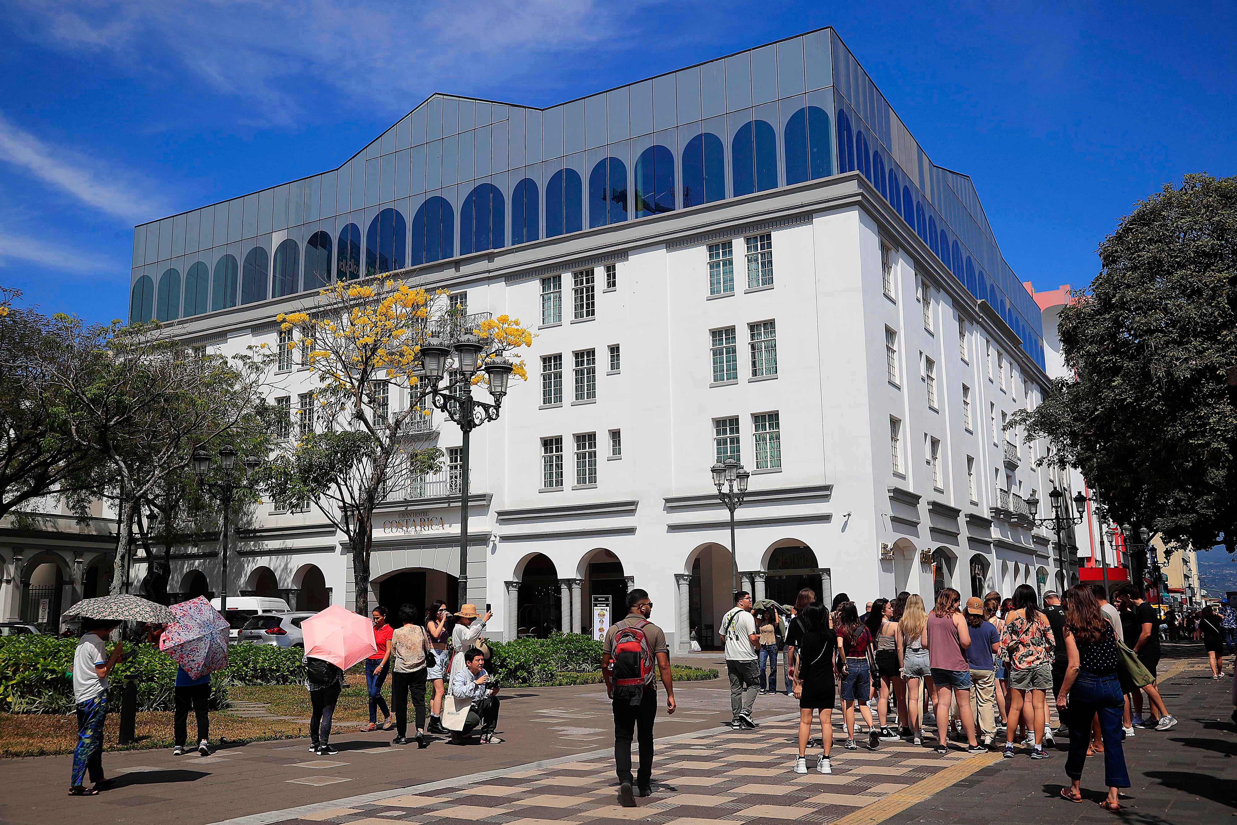 13/01/2024     San José. El calor de los primeros días del año, motivado por cielos despejados, sol radiante y altas temperaturas obliga en muchos casos a usar sombrillas y demás opciones para proteger la piel. En la Plaza de la Cultura, niños y palomas sacaron provecho de los chorros de agua de la fuente para refrescarse e incluso divertirse.