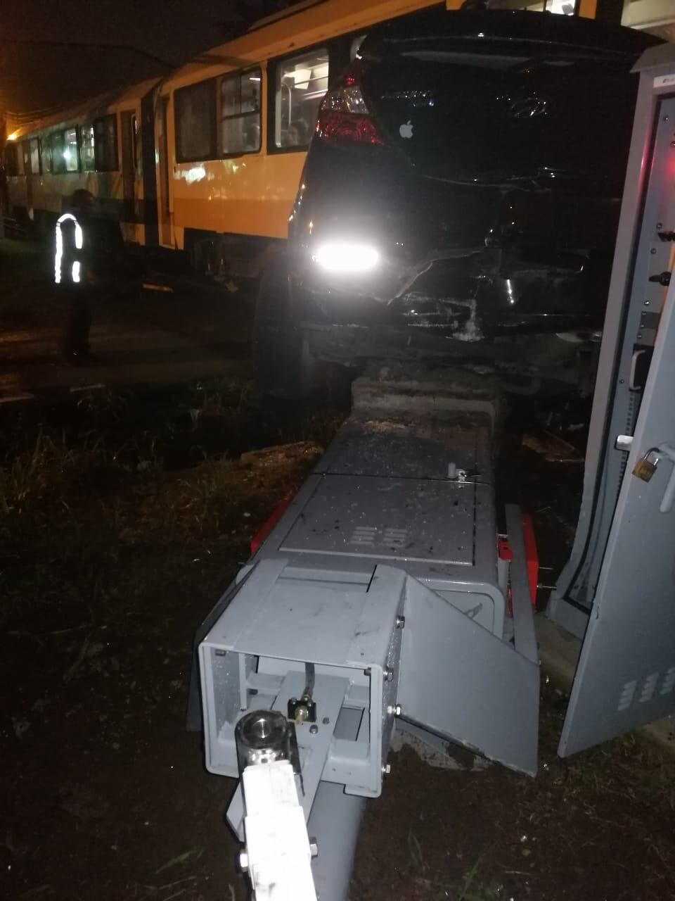 Choque contra el tren en Cinco Esquinas de Tibás en dirección a Calle Blancos. Foto cortesía.