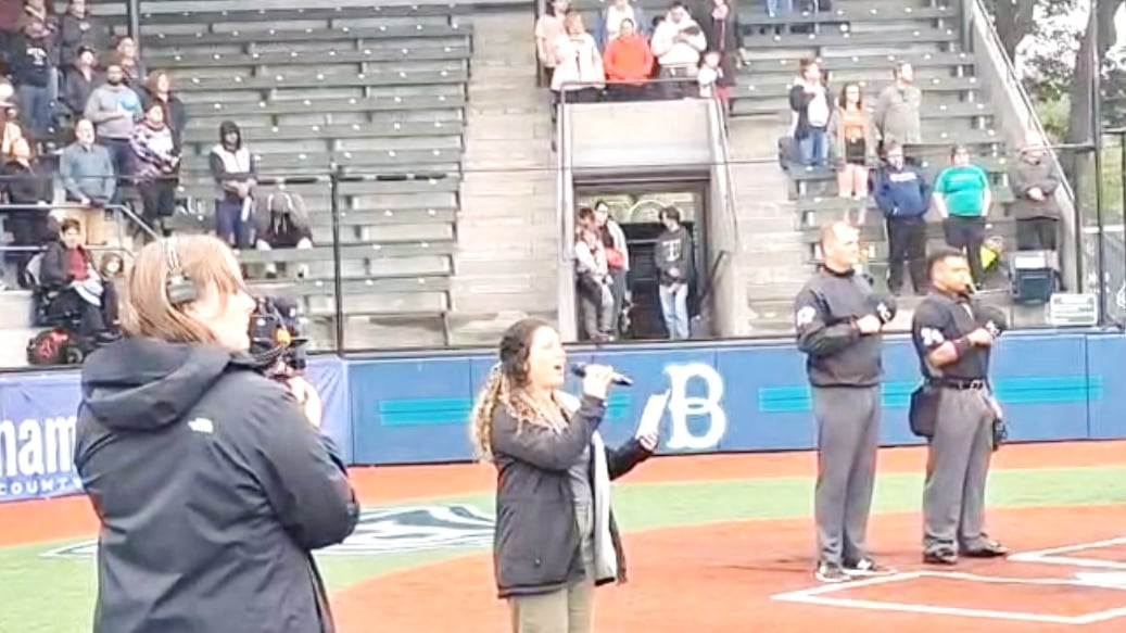 Laura Arce Bokán es una tica de Guápiles que viajó a Estados Unidos, allí se nacionalizó, se casó y como toda la vida ha cantado, ahora hasta canta el himno de ese país en actividades. Está casada con el también guapileño, Jean Paul Salazar y tienen una hija llamada Galilea