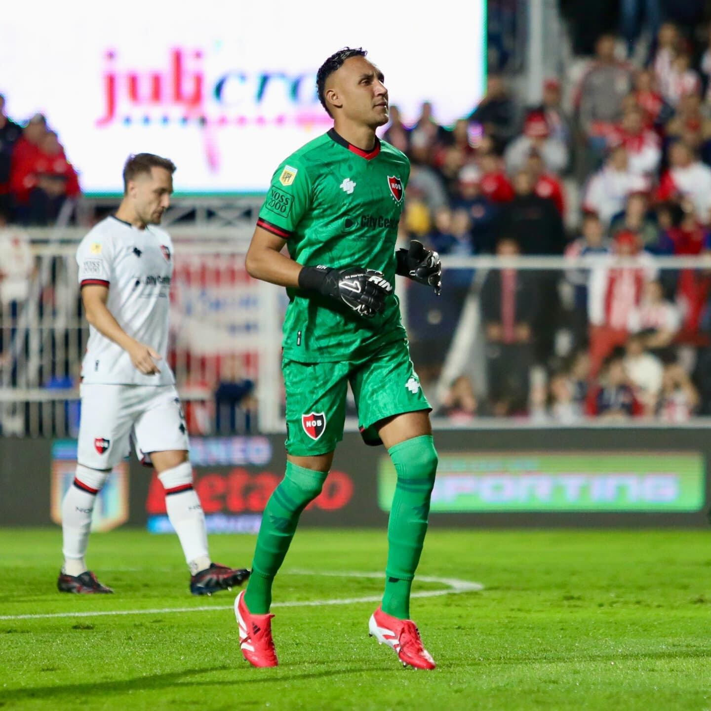 Keylor Navas, portero del Newell’s Old Boys protagonizó un hermoso momento durante el juego contra Huracán. Facebook NOB.