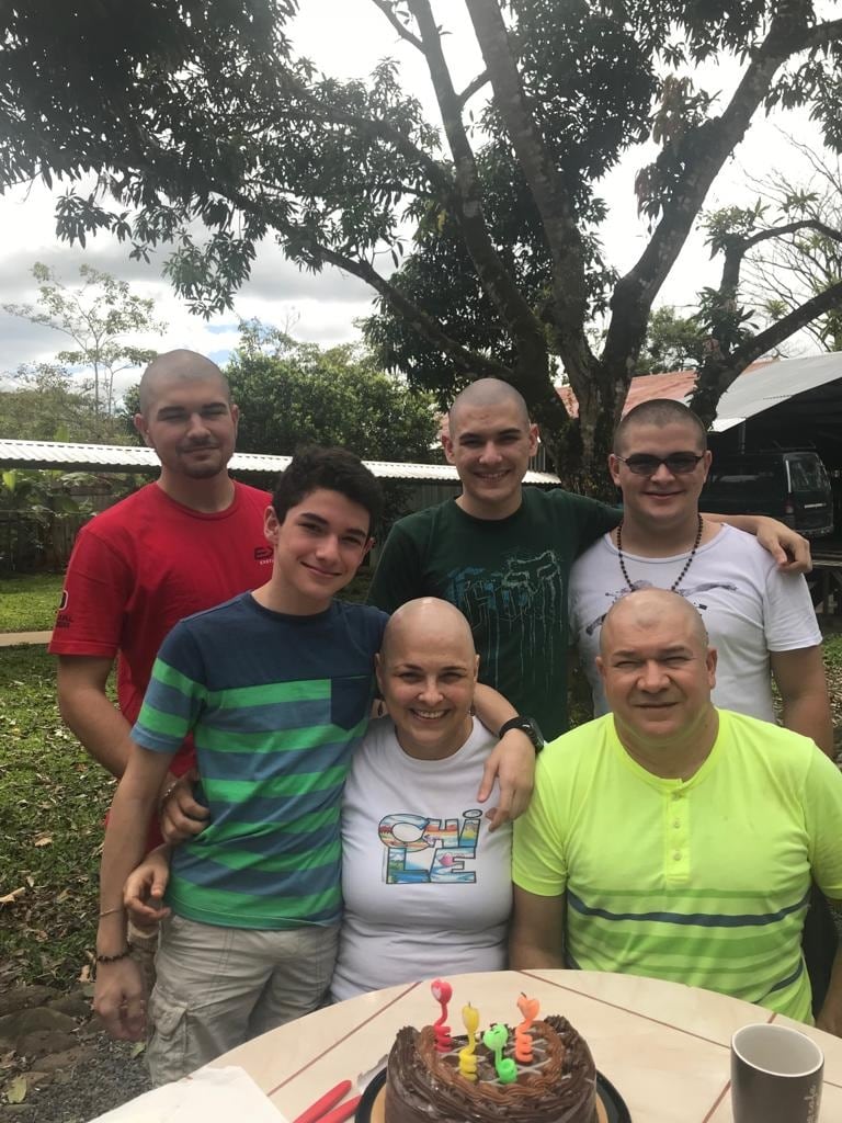 Doña Norma junto a sus hijos Daniel (de rojo), José Andrés (de verde), Jorge (de rayas), su sobrino Jafeth (de blanco) y su esposo Roger Chavarría. Foto cortesía Norma Salas.