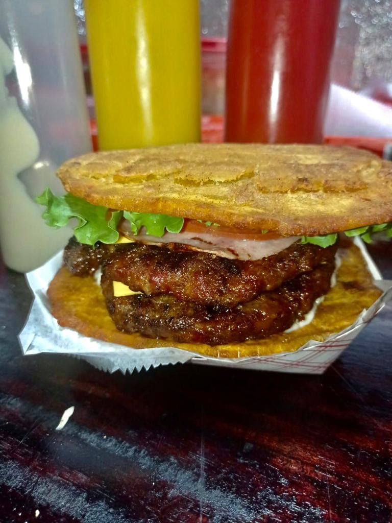 Don Rodrigo Maass Quesada y su esposa Marcia Zamora, son pulseadores que ahora abrieron un kiosquito de comidas que se llama Antojos de Maass