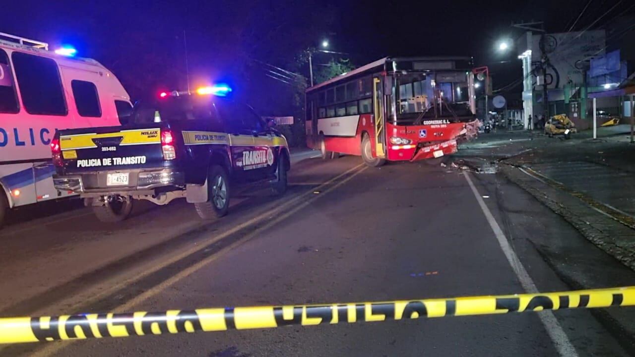 Guarda fallece al chocar su carro contra bus manejado por compañero de trabajo. Foto Edgar Chinchilla.