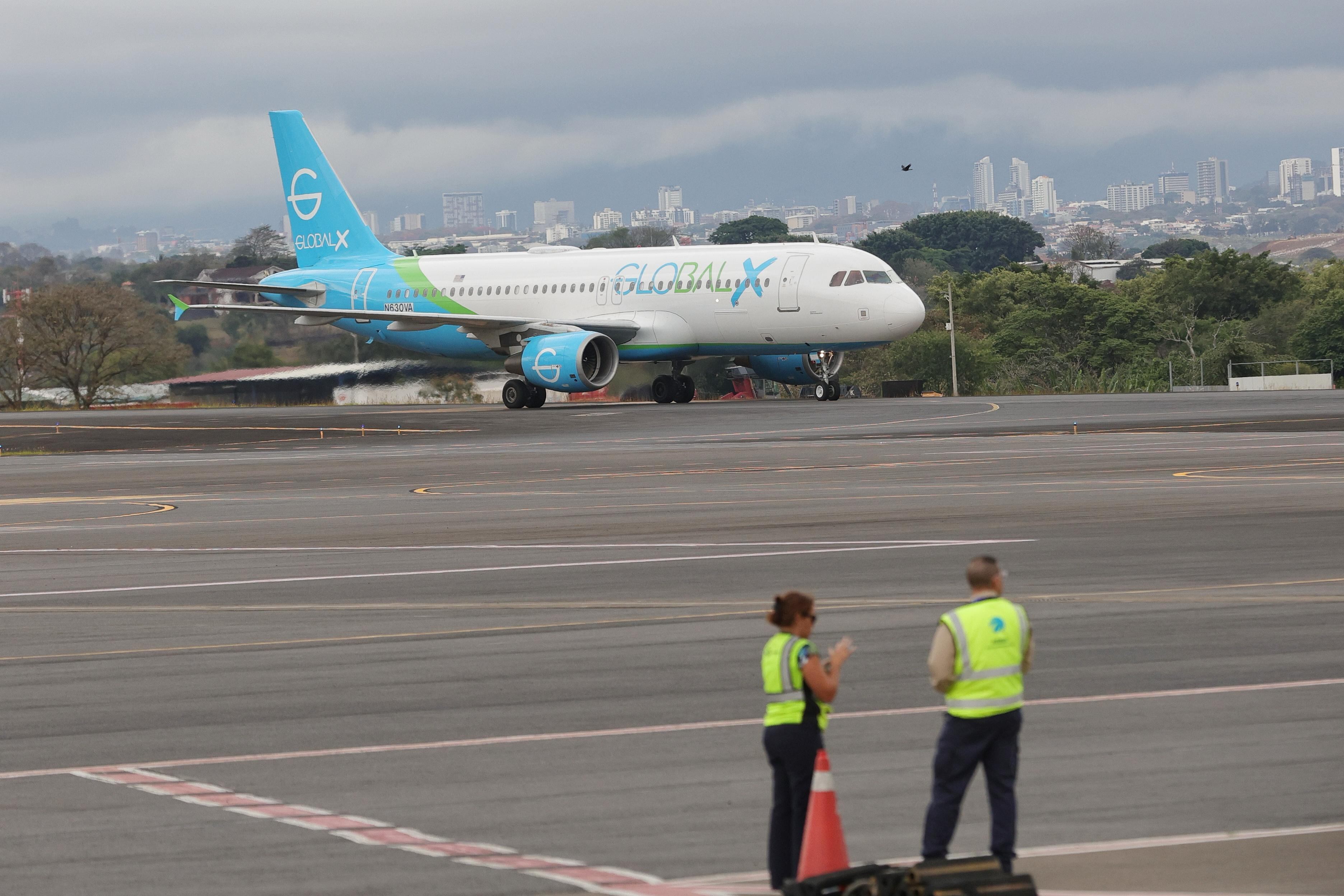 Arribo del Airbus A320 de Global X con 135 migrantes que aterrizaron a las 4:44 p.m. en el aeropuerto Juan Santamaría