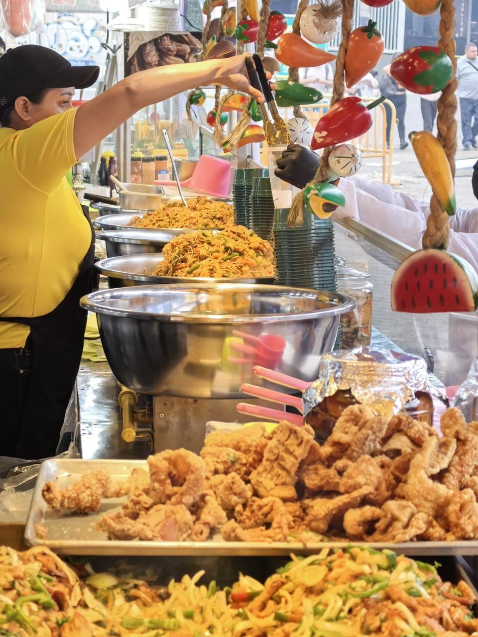 Los festejos populares son eventos masivos que reúnen a personas de todo el país como parte de las celebraciones de fin y principio de año. Estas actividades se desarrollan en el Campo Ferial de Zapote, en el sector de Curridabat y en Belén de Heredia, y cuentan con la autorización sanitaria correspondiente.