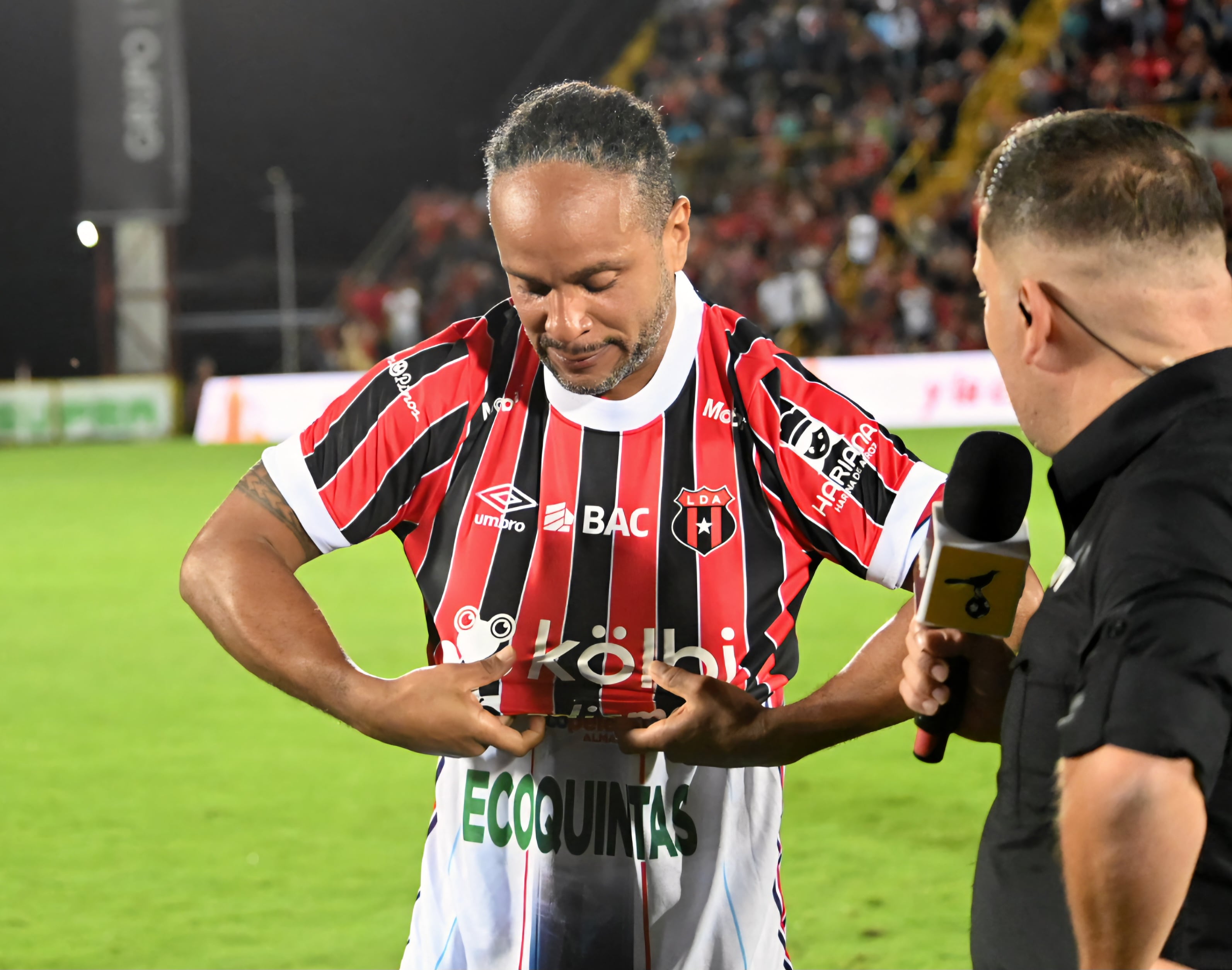 23 de agosto de 2026. Estadio Alejandro Morera Soto. 18:00 hrs. La Liga Deportiva Alajuelense juega contra la Asociación Deportiva San Carlos en partido correspondiente a la jornada 5 del Torneo de Apertura de la Liga Promérica. Otro dato relevante del juego es el retiro oficial del delantero Jonathan McDonald del fútbol. En la foto: Ismael Rescalvo técnico de la liga y Walter Centeno de San Carlos. Retiro del jugador Jonathan Mcdonald. Jugadas relevantes del partido. Foto: Albert Marin