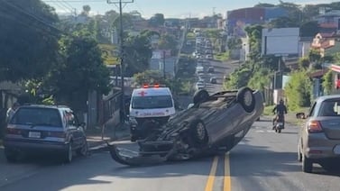 Tremenda presa tiene colapsado el paso entre Santo Domingo y San Pablo de Heredia