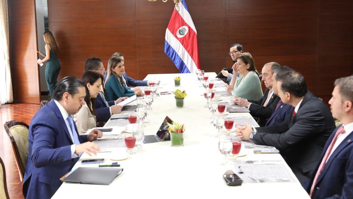 Almuerzo entre el presidente Rodrigo Chaves y varios diputados