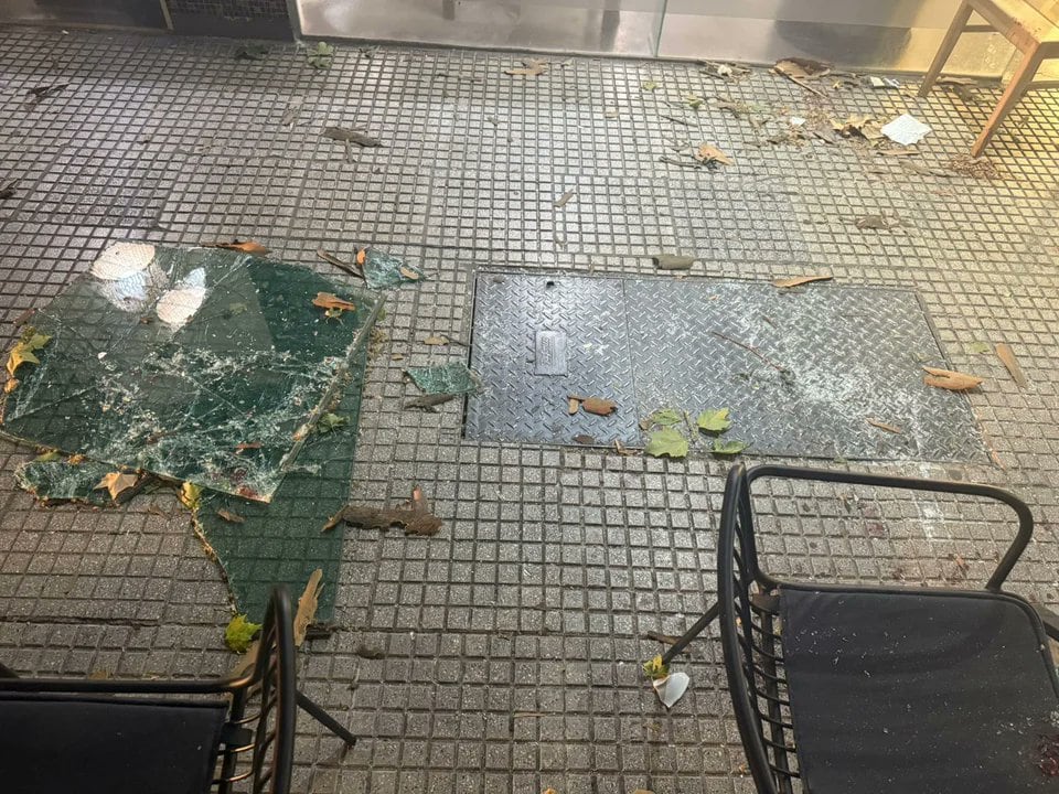 El vidrio cayó desde un cuarto piso y golpeó de lleno a un hombre en Palermo.