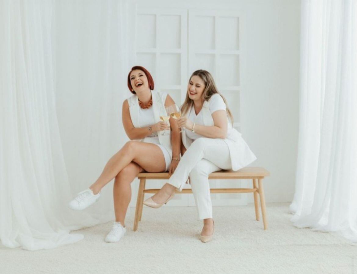 Katherine Ortega y Adriana Alvarado, en su podcast "Parece broma, pero es anécdota".