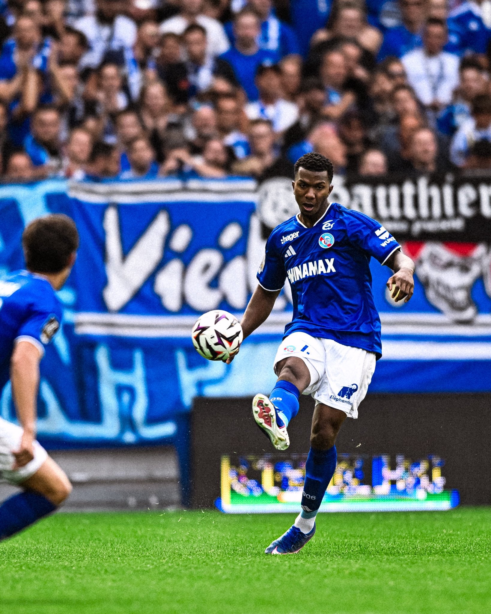 Jeyland Mitchell cosecha buenos comentarios en Francia por su nivel con el Racing de la Ligue 1.