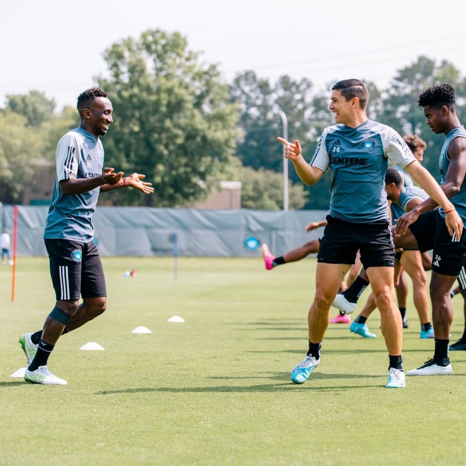 Joseph Mora (der.) era de los más queridos por los aficionados.