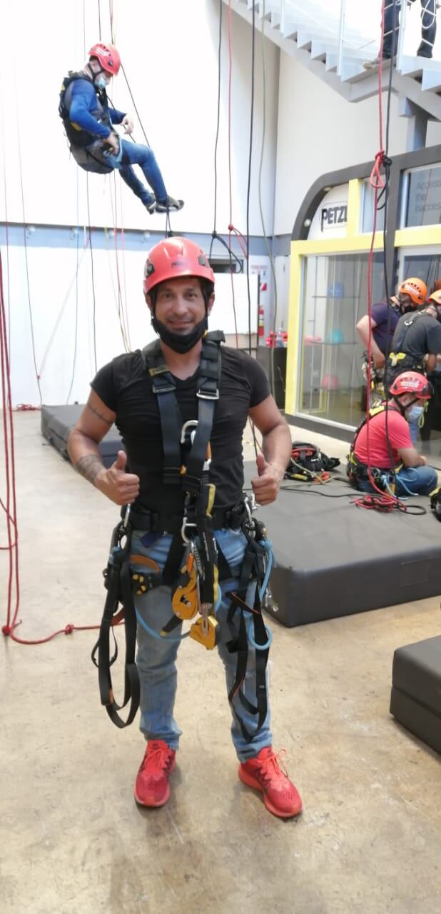 Félix Cabezas Ordoñez y Mauro Masis Solís, son técnicos que reparan y les dan mantenimiento a las torres eólicas propiedad de Coopeguanacaste y lo suyo es encaramarse hasta el puro cucurucho de esas torres cada vez que se necesita