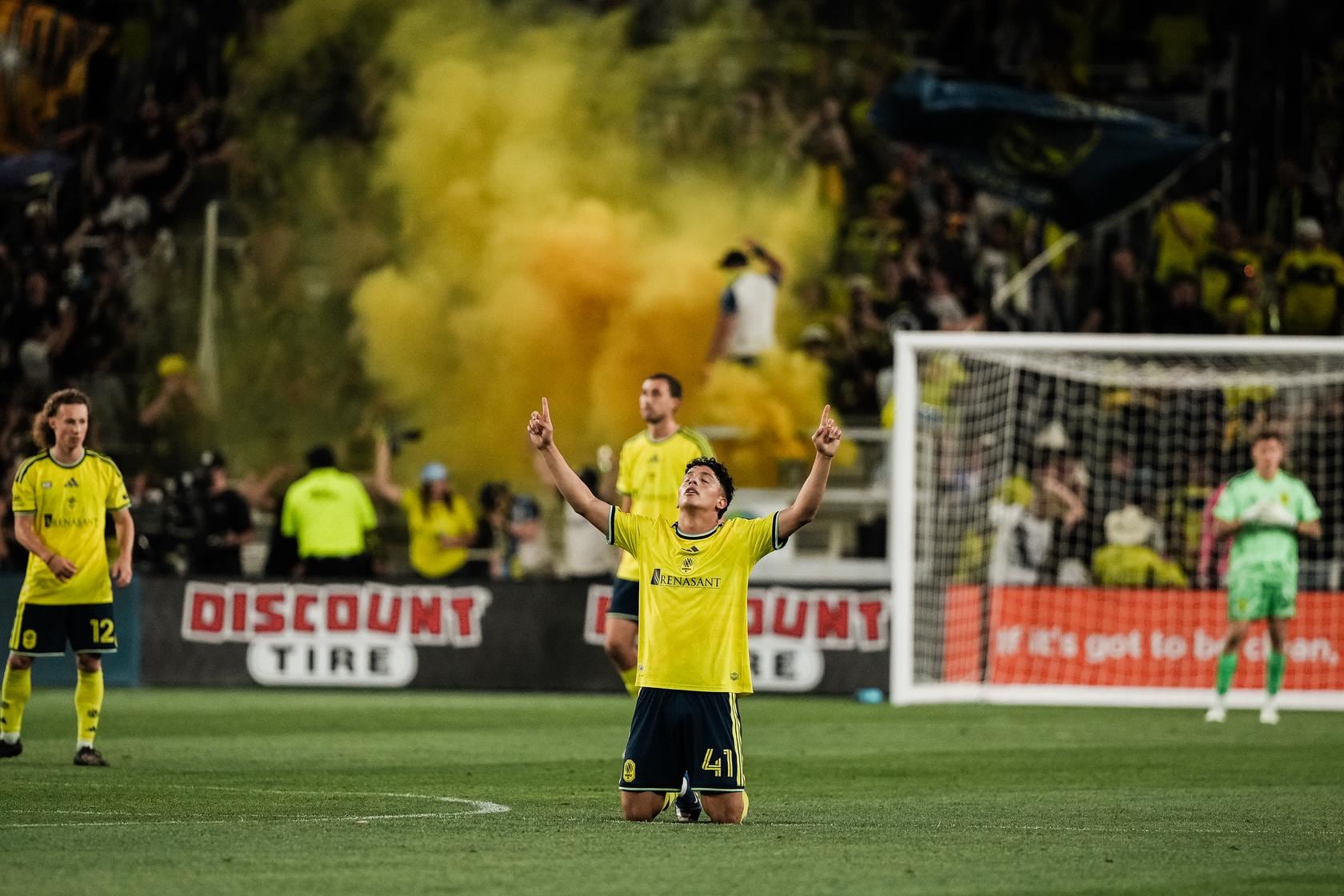 Warren Madrigal celebró su doblete con Nashville ante el DC United.