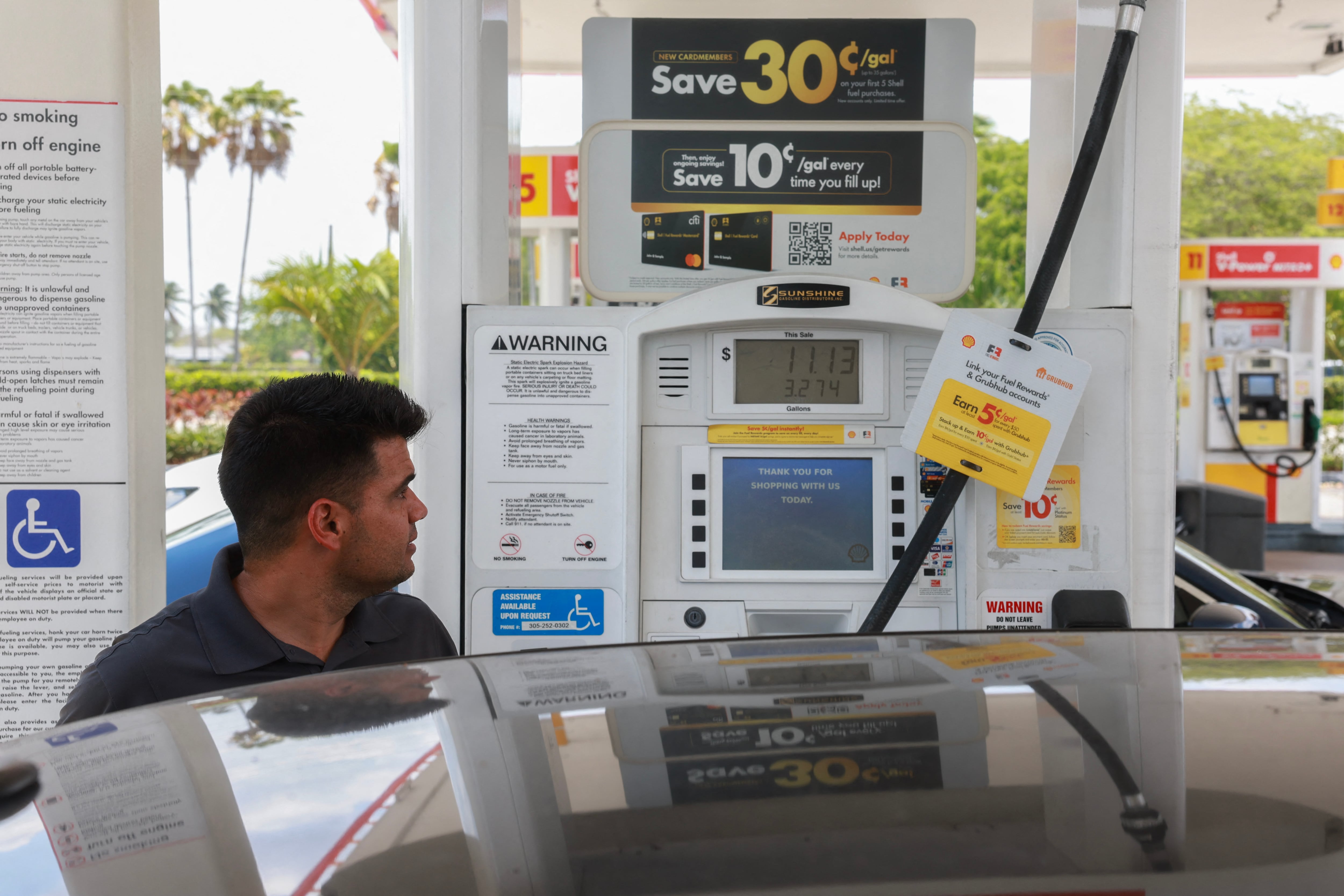 La inflación de Estados Unidos registró una variación interanual de 3,4% en abril pasado, según el Departamento de Trabajo. Un conductor compra gasolina en una estación de Miami, en Florida.