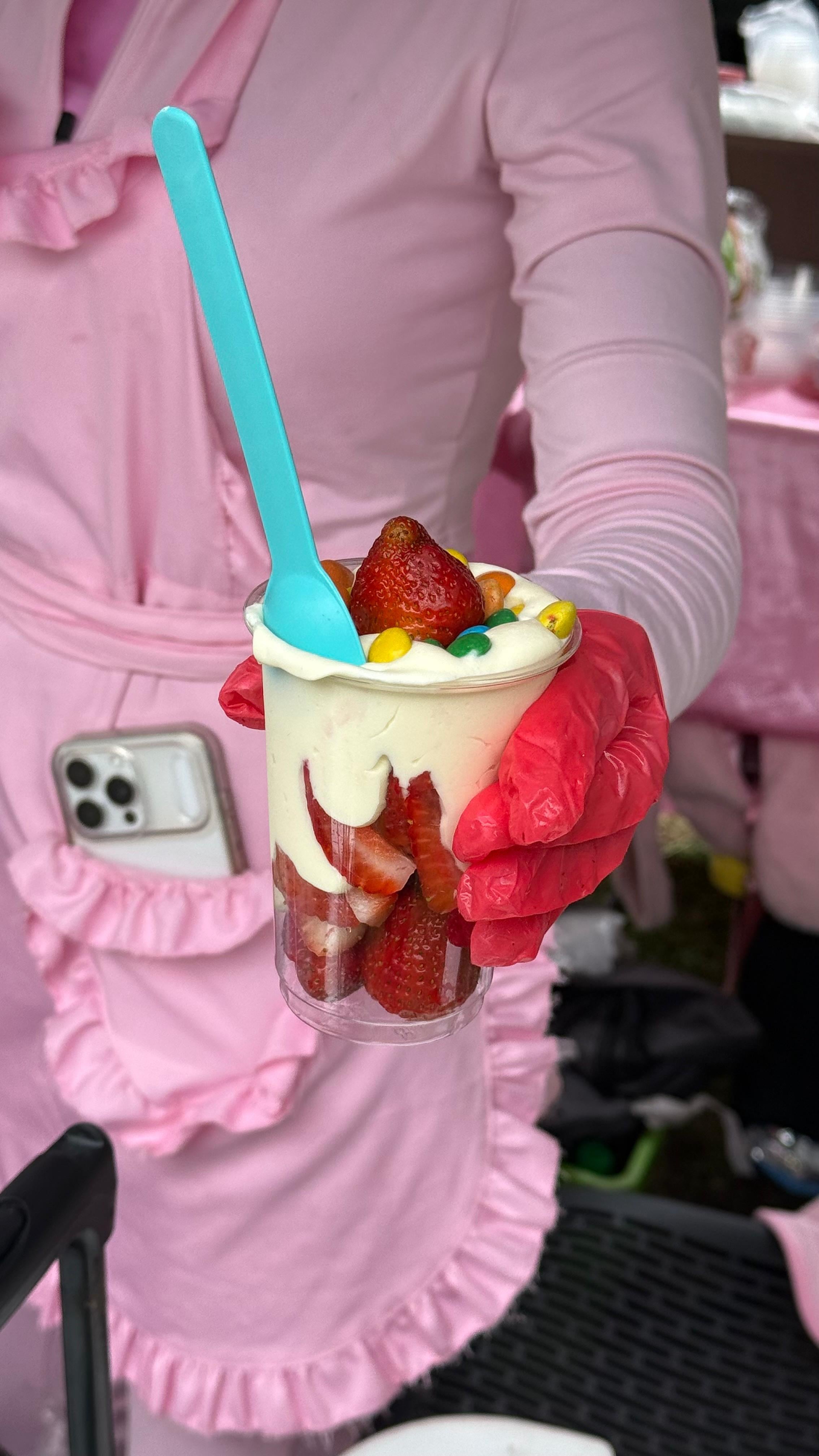 A Kimberly Escobar le dicen Kimby, tiene 21 años de edad y desde hace cinco descubrió que su emprendimiento, Fresitas Kimby, puede ser mucho más que una forma de ganarse unos colones: puede convertirse en el camino para cumplir su sueño profesional.