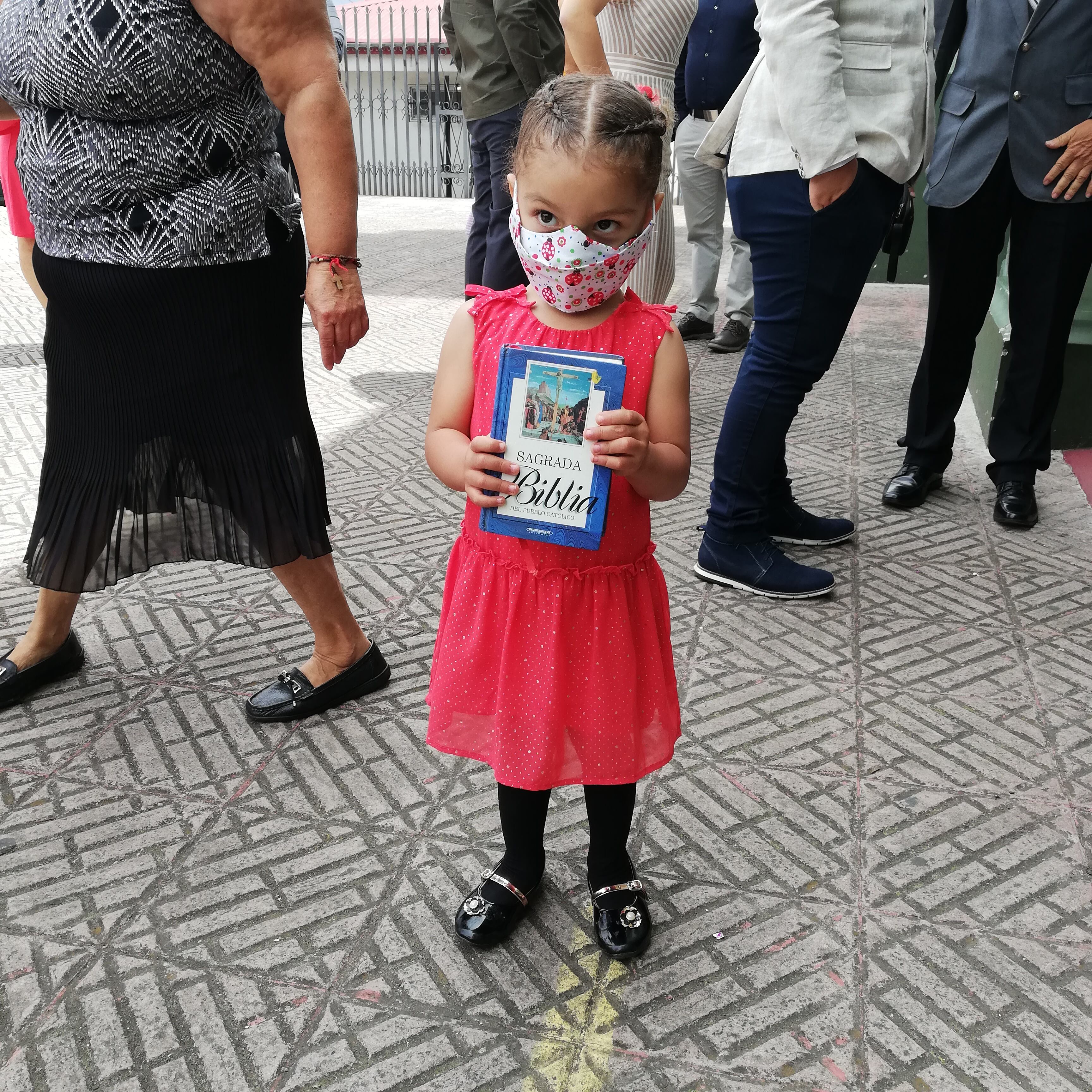 A las once de la mañana de este sábado 20 de marzo, Jendry Quesada Ulloa, se casó con José Andrés Obando Díaz, después de haber pospuesto la celebración en dos ocasiones anteriores por culpa del covid-19.En la foto la niña Francesca Quesada de tres añitos quien llevó La Biblia.