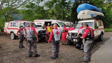 Dos hombres desaparecen en río Tárcoles luego de que su kayak se volcara